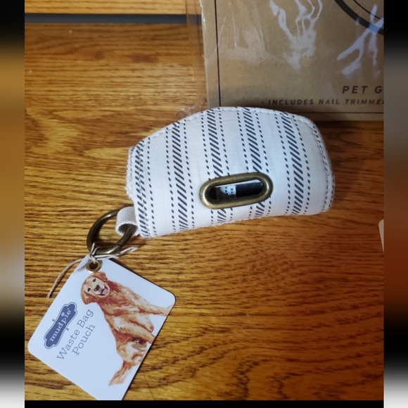 Santa Barbara Design Studio Pet Grooming Set & 2 Mud Pie Waste Bag Pouch… - Picture 5 of 7